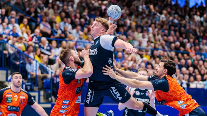 Lukas Hutecek vom TBV Lemgo Lipp ein Aktion gegen Steven Plucnar Jacobsen von den Rhein-Neckar Löwen