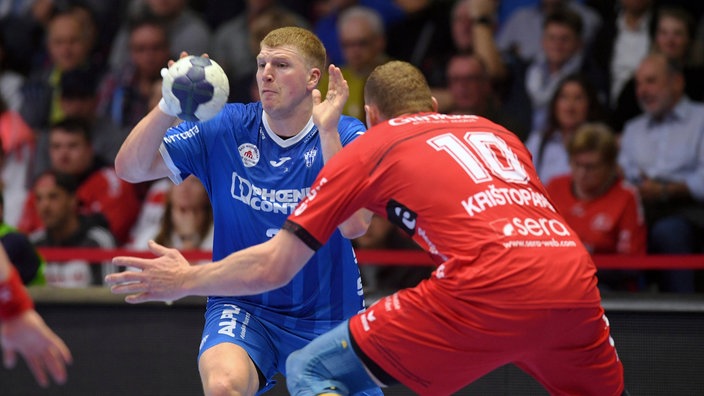 Lukas Hutecek (l.) vom TBV Lemgo Lippe im Duell mit Dainis Kristopans von der MT Melsungen.