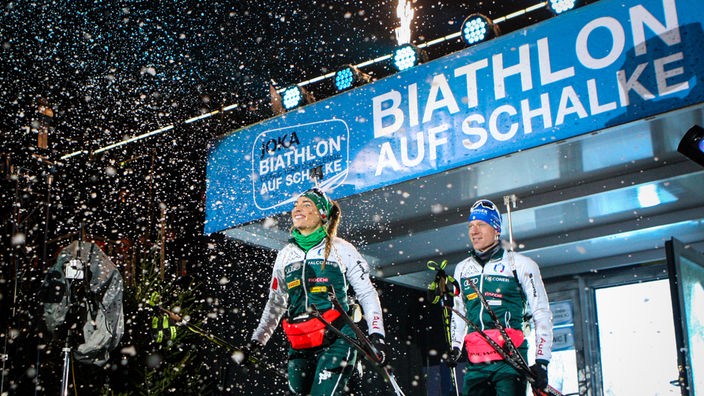 Dorothea Wierer und Lukas Hofer betreten die Veltins-Arena beim JOKA Biathlon auf Schalke