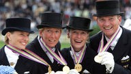 Die deutsche Dressur-Equipe um Isabell Werth (3.v.l.) präsentiert ihre Goldmedaille bei der Reit-WM 2006 in Aachen