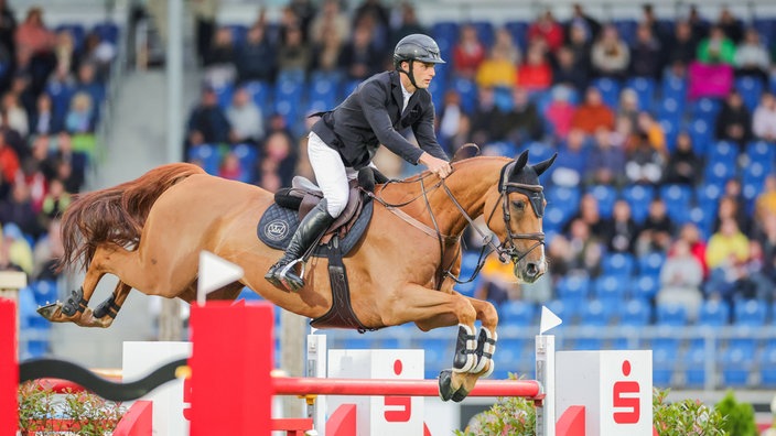 Springreiter Richard Vogel auf seinem Pferd Cepano Baloubet beim CHIO in Aachen.