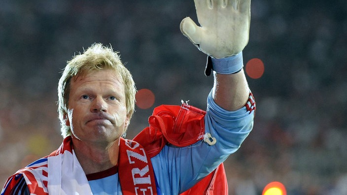 Torwart Oliver Kahn winkt zum Abschied.