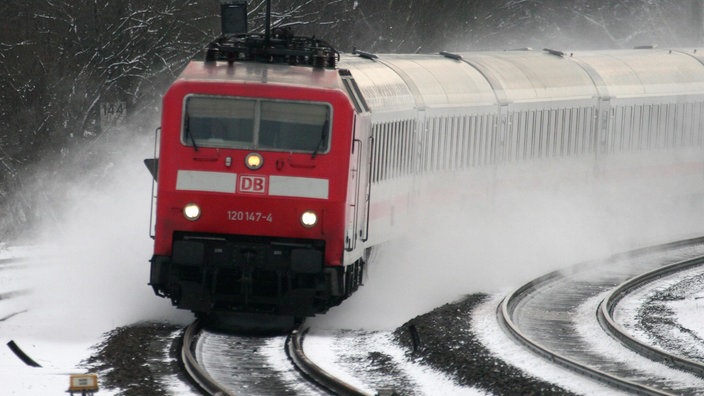 Intercity der ersten Generation in einer Gischt aus Schnee