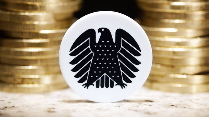 Bundesadler vor Münzstapel