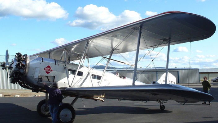 Nachbau einer der ersten Boeing-Postflugzeuge vor Hangar