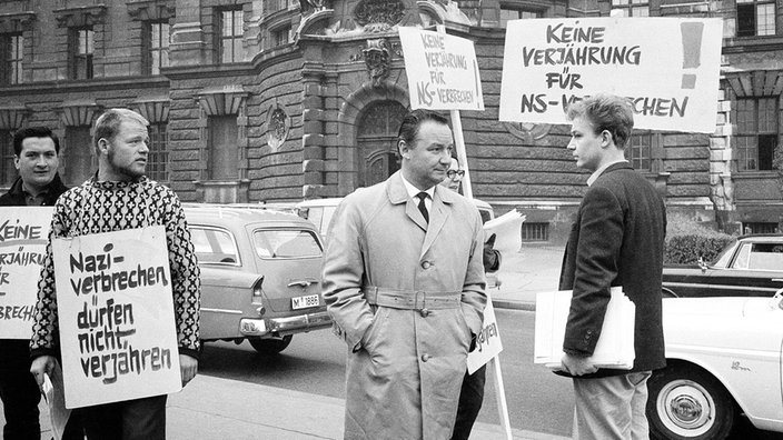 Demonstration in München gegen die Verjährung von Nazi-Verbrechen (Aufnahme von 1964)