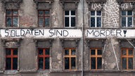 An einem besetzten Haus ist der Tucholsky-Spruch "Soldaten sind Mörder" angemalt