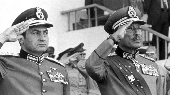 Der damalige ägyptische Vize-Präsident Husni Mubarak und der Präsident Anwar al-Sadat bei einer Militärparade in Kairo