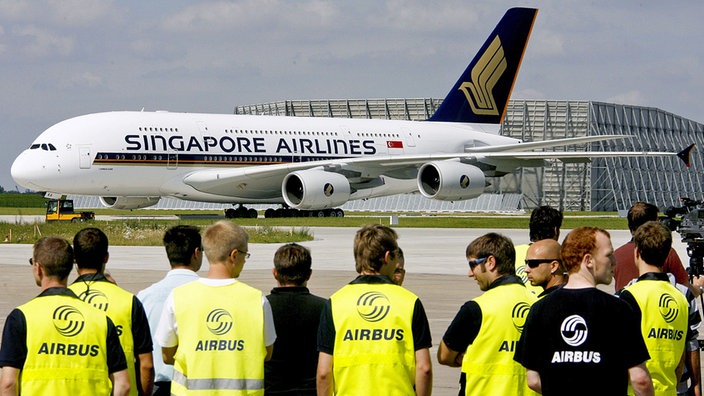 Airbus-Techniker vor erstem A380 auf Airbus-Werksflugplatz in Hamburg 