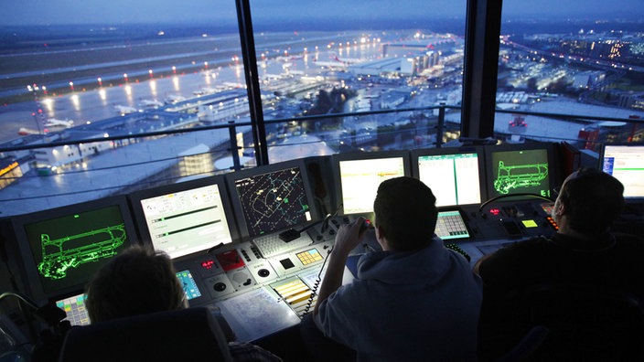 Fluglotsen im Tower des Flughafens Düsseldorf 