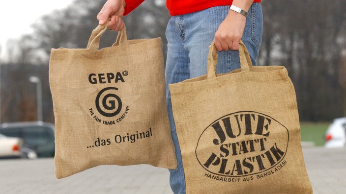 Zwei Jute-Taschen des Handelsunternehmens GEPA mit den Aufdrucken "Jute statt Plastik" (r.) und "GEPA ... das Original" (l.)