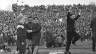 Trainer Herbert Widmayer (re.) bei Europapokal-Halbfinale 1. FC Nürnberg – Atletico Madrid