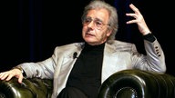 Lalo Schifrin in Ledersessel sitzend bei Medienforum NRW in Köln, Juni 2004 