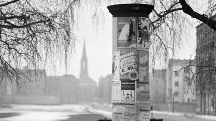 Eine beklebte Litfaßsäule 1966