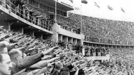 Olympische Sommerspiele in Berlin Eroeffnungsfeier, die Massen zeigen den Hitlergruss. 01.08.1936 in Berlin (Olympiastadion)