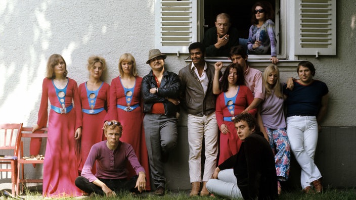 Peer Raben (rechts außen), Ingrid Caven, Hanna Schygulla (links außen), Rainer Werner Fassbinder (mit Hut), Kurt Raab (vorn rechts) 1970 