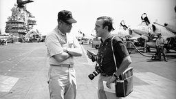 AP-Korrespondent Peter Arnett interviewt US-Offizier auf der USS Coral Sea, 1967