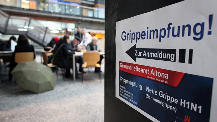 Patienten im Gesundheitsamt Altona warten auf die Grippeimpfung