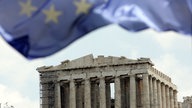 Europäische Flagge weht über dem Parthenon-Tempel auf der Akropolis in Athen am 09.04.2010