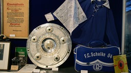 Vitrine mit Meisterschale und Andenken an 1958 im Schalke-Museum