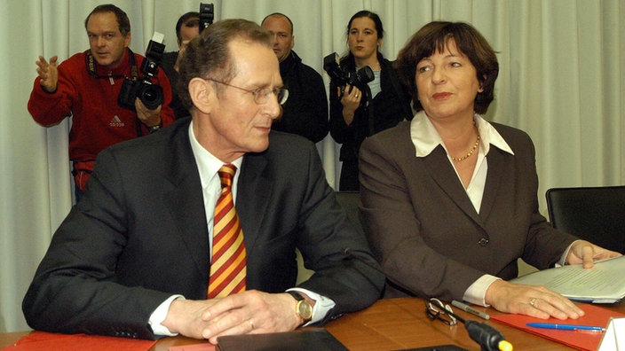 Archivbild: Vorsitzende Prof. Bert Ruerup und die damalige Bundesgesundheitsministerin Ulla Schmidt. 13.12.2002