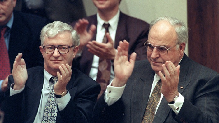 Archiv: Bundeskanzler Helmut Kohl (r) und Bundesinnenminister Rudolf Seiters beklatschen im Bundestag das Abstimmungsergebnis zur Neufassung des Asylrechts.