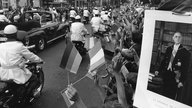 Frankreichs Staatspräsident Charles de Gaulle trifft am 04.09.1962 zu einem Staatsbesuch in der BRD ein, nach der Landung auf dem Flughafen Köln/Bonn fährt er im offenen Wagen durch Köln-Porz