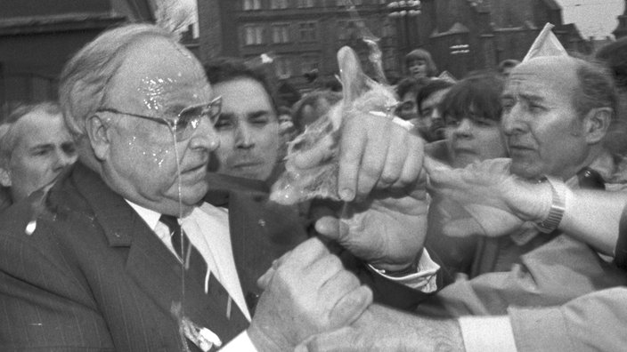 Helmut Kohl (CDU) in Halle nach den Eierwürfen