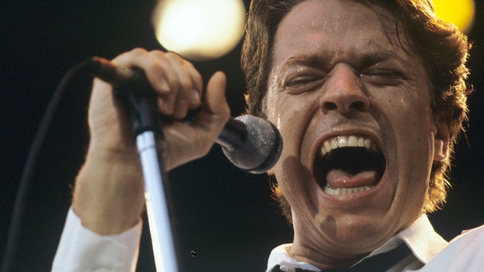 Der britische Popmusiker Robert Palmer bei einem Auftritt in der Aston Villa in London am 23.07.1983.