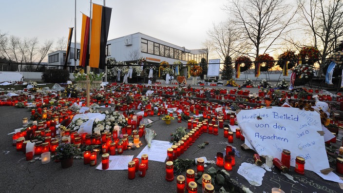 Kerzen und Kränze zum Gedenken an die Opfer des Amoklaufs vor der Albertville-Realschule in Winnenden