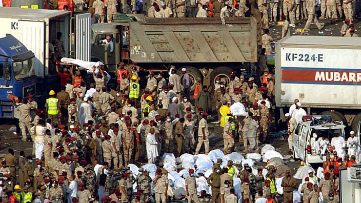 Verladen der Toten nach Massenpanik in Mekka