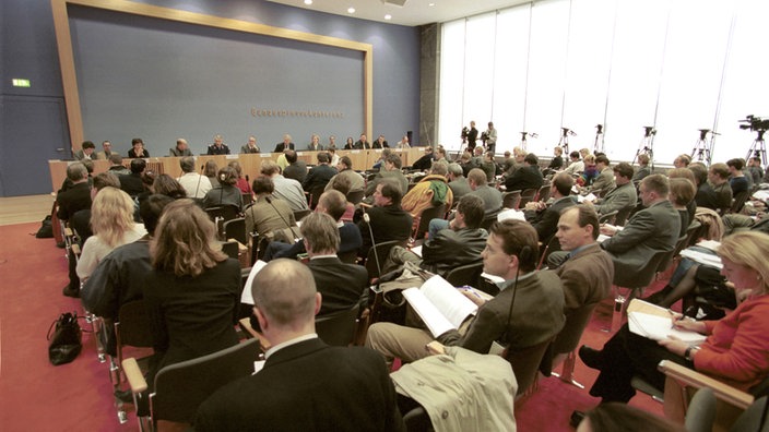 Vollbesetzter Saal der Bundespressekonferenz in Bonn (Aufnahme von 2000)