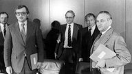 Die Generalsekretäre der vier im Bundestag vertretenen Parteien unterzeichneten am 24.03.1980 ein Wahlkampfabkommen, von links: Guenther Verheugen (FDP), Edmund Stoiber (CSU), Heiner Geissler (CDU) und Egon Bahr (SPD)