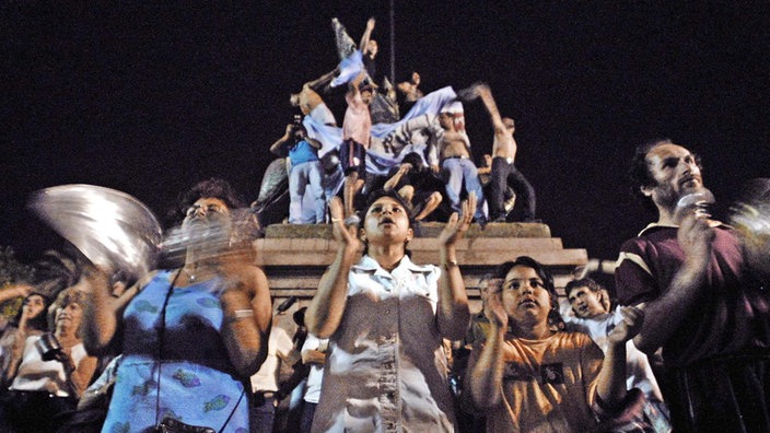 Argentinier protestieren am 29.12.2001 vor dem Präsidentenpalast in Buenos Aires gegen die Regierung