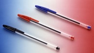 Drei BIC-Kugelschreiber schwarz, rot und blau 