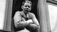 Maxim Gorki bei einer Zugfahrt