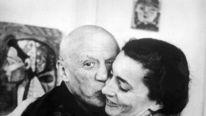 Jacqueline und Pablo Picasso bei inniger Umarmung