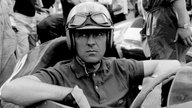  Wolfgang Graf Berghe von Trips mit Helm  im Ferrari sitzend