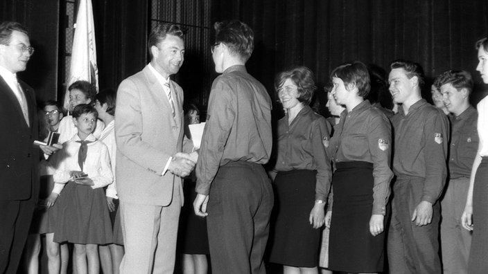 Jugendliche in FDJ-Uniformen bei einer Jugendweihe in der DDR (Aufnahme vermutlich 1966)