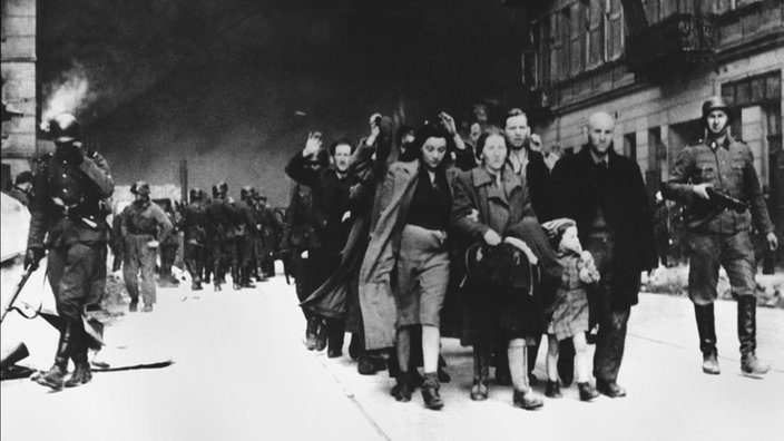 Jüdische Frauen, Männer und Kinder werden im Mai 1943 aus dem Warschauer Ghetto getrieben