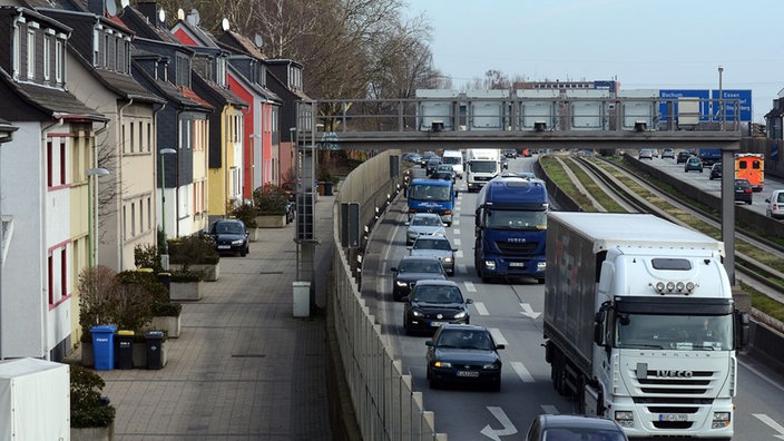 Wohnhäuser neben der A40 in Essen-Kray