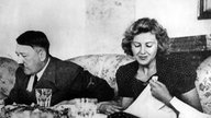 Adolf Hitler mit seiner Lebensgefährtin Eva Braun beim Essen (undatierte Aufnahme)