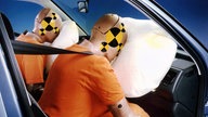 Dummys bei einem Crash Test des Automobilunternehmens Volkswagen im Mai 1992