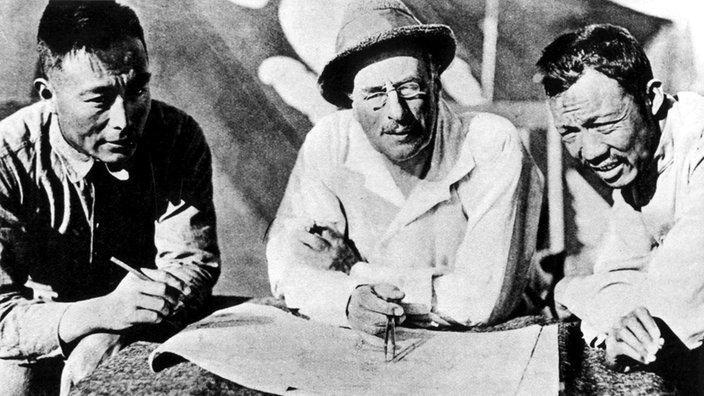 Der schwedische Asienforscher Sven Hedin mit zwei chinesischen Mitarbeitern