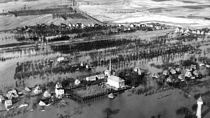 Luftaufnahme des unter Wasser stehenden Hamburger Stadtteils Neuenfelde am 18.02.1962.