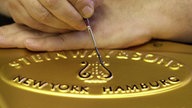 Fein säuberlich mit Hand wird in der Steinway-Dependance in Hamburg die Inschrift auf einer Gussplatte ausgemalt.