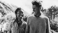 Der neuseeländische Bergsteiger Edmund Hillary (r) mit dem Sherpa Tenzing Norgay