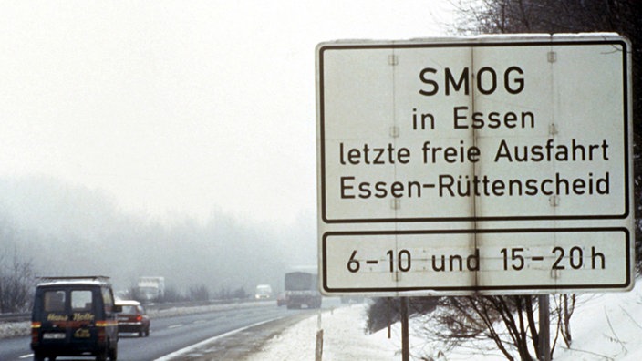 Ein Schild auf einer Autobahn in Essen warnt vor Smog (Aufnahme vom 18.01.1985)