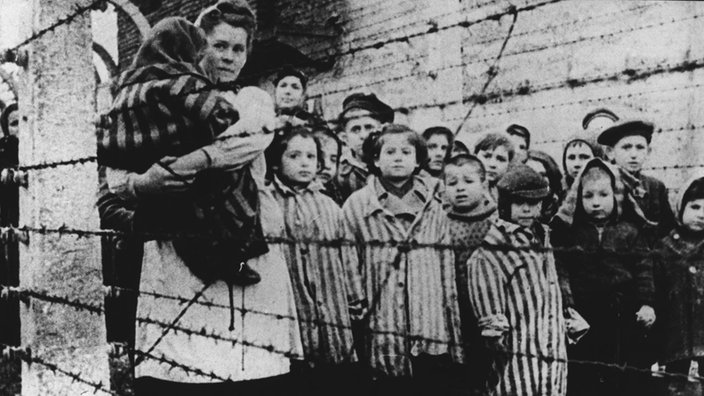 Eine Gruppe überlebender Kinder aus dem Konzentrationslager Auschwitz nach der Befreiung durch die Russische Armee am 27.01.1945