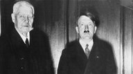 Generalfeldmarschall und Reichspräsident Paul von Hindenburg (l.) und Adolf Hitler nach dessen Ernennung zum Reichskanzler am 30.01.1933